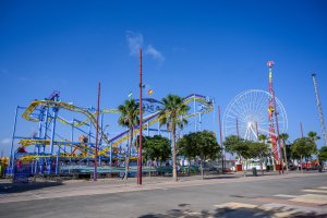 Atracciones ya montadas en el recinto ferial de la Vega de Acá