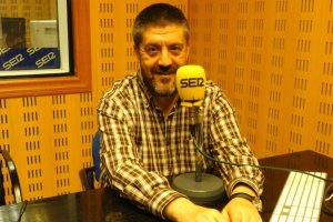 Iñigo Marquínez abrazado al micrófono de la SER.