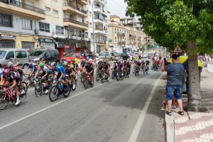 El pelotón de La Vuelta a su paso por Huércal-Overa.