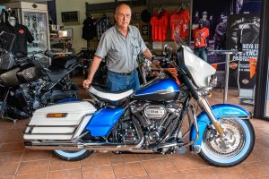 Ricardo Salvador , gerente de Touring Almería con la unidad 780 de las 1500 fabricadas