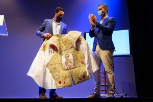 Entrega del capote al torero murciano.