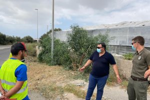 El concejal de Agricultura y Medio Ambiente conversa con los trabajadores