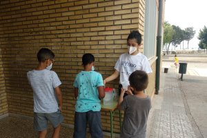 Una monitora junto con los niños de la escuela