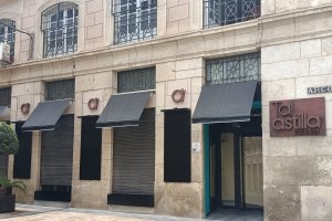 El local en el que abrió \'El vino en un barco\' vuelve como \'Tal astilla\'.