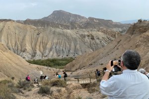 Gómez Cantero, tomando una fotografía del Desierto de Tabernas.