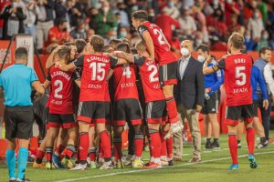 Los jugadores del equipo jabato celebrando el segundo gol al Amorebieta.