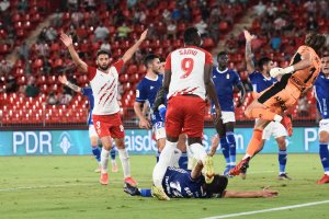 Martos levanta los brazos en el partido ante el Oviedo, donde fue titular.