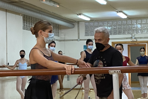 Víctor Ullate da indicaciones a una de las alumnas que asisten a sus clases magistrales en Entreacto.