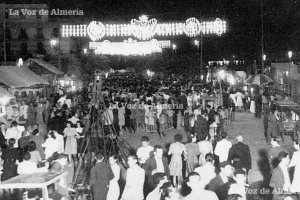 El Real de la Feria se llenaba de luces de colores aunque hubiera que pagar el montaje a plazos.