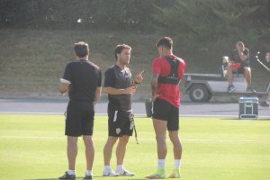 Rubi hablando con Samú en el inicio del entrenamiento.