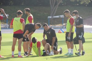 El doctor Maziel atendiendo a Robertone después de torcerse el tobillo.