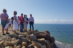 Marta Bosquet visita la playa de Roquetas.