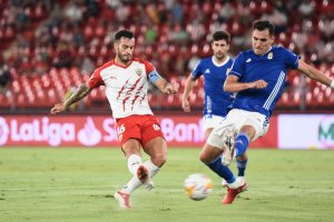 José Carlos Lazo en el partido ante el Oviedo siendo el capitán.