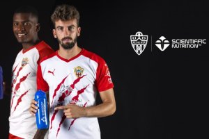 Sergio Akieme y Álex Centelles con los nuevos productos del club.