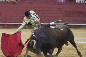 Emilio de Justo en Almería, en la faena que lo ha hecho triunfador de la feria (Foto: Baltasar Gálvez).