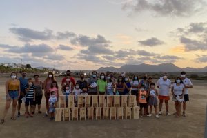 Los participantes junto a las cajas nido de murciélagos.