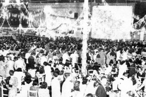 En las noches de feria la terraza del Tiro Nacional se engalanaba para recibir a una multitud que bailaba hasta la madrugada en sus alegres verbenas.