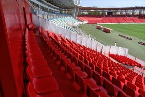 Así está la Tribuna este viernes, con los primeros asientos pitados.