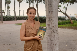 Marina Valverde, en el Parque de los Periodistas, con un ejemplar de su libro.