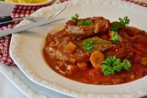 Guiso de ternera con verduras y patatas.