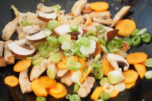 Pollo salteado con verduras.