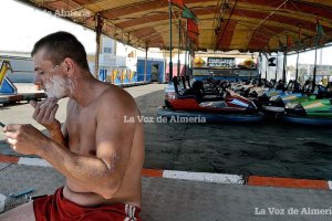 Teníamos la feria tan cerca, la vivíamos con tanta fuerza que nos acababa dejando una herida cuando se marchaba. En la foto, un feriante afeitándose