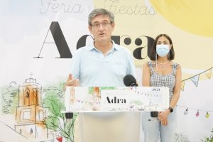 Manuel Cortés y Eli Fernández presentando las actividades de Feria.
