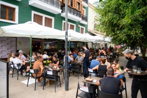 Ambiente en terrazas de la Plaza Marqués de Heredia durante la pasada Feria.