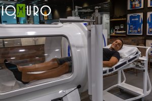 Francisco Rodríguez, en la novedosa cámara hiperbárica.