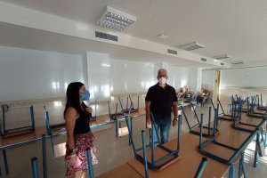 Ismael Torres, ya incorporado, visita uno de los colegios del municipio.