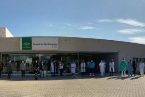 Profesionales sanitarias a las puertas del hospital.