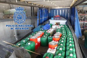 Una lancha cargada con garrafas de gasolina.