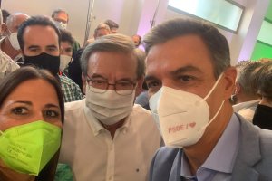 Pedro Sánchez, con Fernando Martínez e Inés Plaza, en el acto del PSOE en Jaén el pasado sábado.