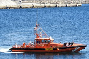 Salvamento Marítimo traslada a un grupo de argelinos al Puerto de Almería