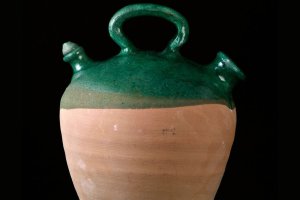 Botijo donado al Museo por el alfar de Los Puntas de Albox, de la década de los 80.