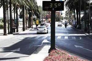 Imagen de archivo de un termómetro de la capital con altas temperaturas.
