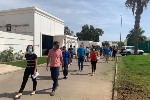 Margarita Cobos visita la depuradora con agricultores y regantes.