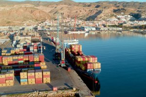 Muelle de contenedores en el Puerto de Almería.