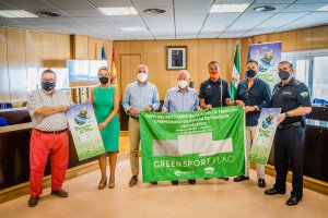 Foto de familia en el Ayuntamiento de Roquetas para presentar la actividad.