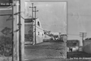 La calle que separaba las instalaciones de la fábrica del gas y el balneario de Diana. La arena de la playa llegaba hasta la Avenida de Cabo de Gata.