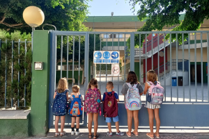 Niños aguardan su turno para volver al cole después de las largas vacaciones de verano.
