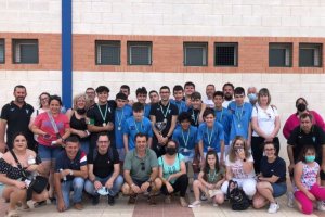 Jugadores y familiares juntos en un torneo espectacular.