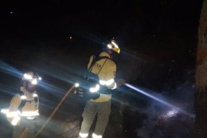 Un efectivo del Infoca interviene esta madrugada en las tareas contra las llamas en Sierra Bermeja. /Foto: Plan Infoca