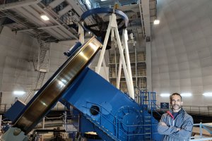 Joaquín García, junto a uno de los telescopios del CAHA, en Calar Alto.