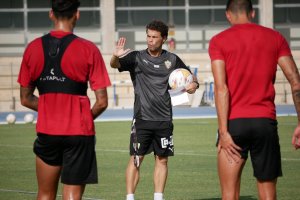 Rubi hablando con sus futbolistas en el campo Anexo.