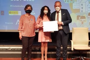 Recogida de la distinción por parte del alcalde de Cuevas del Almanzora.