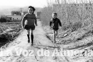 Los hermanos Galera corriendo por la vereda que iba desde donde hoy está el Auditorio hasta el interior de la vega.