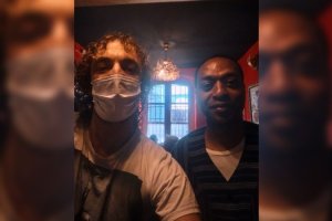 Guillermo Chao, gerente de La Mala, y el actor Chiwetel Ejiofor, en la imagen compartida en redes.