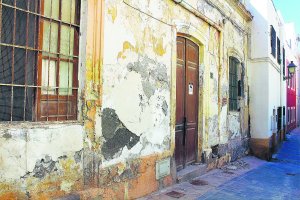 En la calle Céspedes se encuentra la casa donde durante medio siglo vivió Lola la de los Gatos, hoy en ruinas.