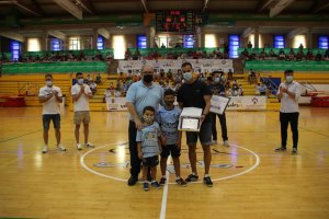El gran capitán con su presidente Vicente Puertas y sus hijos.